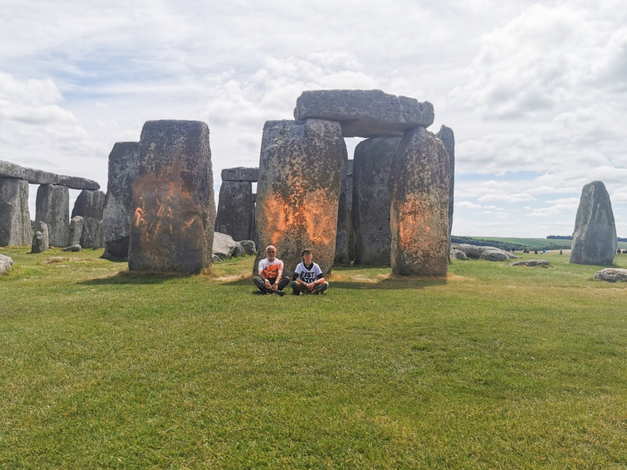 Dos activistas del grupo ecologista Just Stop Oil fueron detenidos este miércoles después de rociar con pintura naranja el famoso monumento megalítico de Stonehenge en Wiltshire, en el suroeste de Inglaterra. 