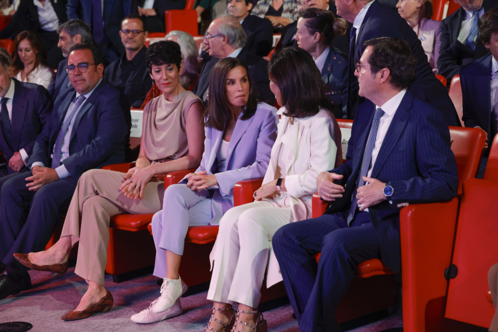La reina Letizia con zapatillas en la convocatoria anual de los "Proyectos sociales de Banco Santander", este martes en Madrid.