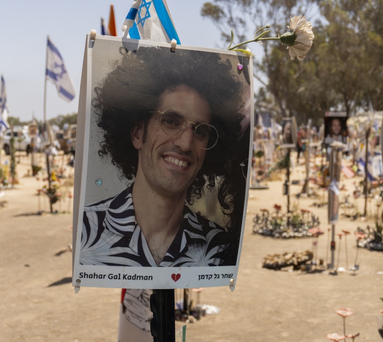 Peregrinaje al memorial del Nova Festival, epicentro del dolor de Israel: "No sé si es posible la paz"