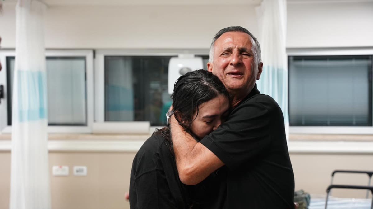 Noa Argamani, de 25 años, se reencuentra con su padre en el Centro Médico 'Sheba' Tel-HaShomer, en Tel Aviv.