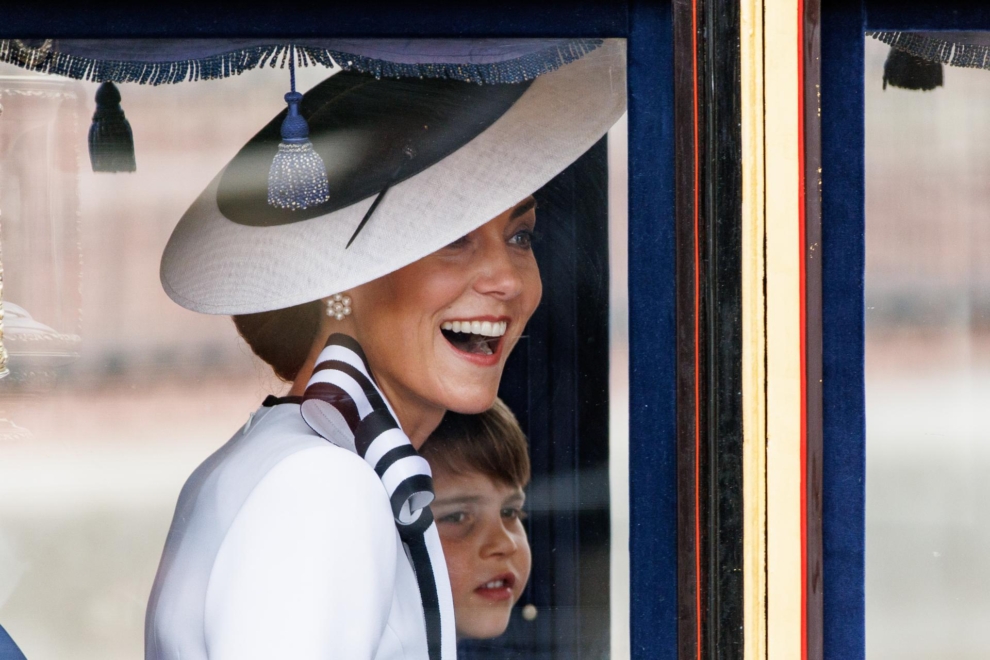 Kate Middleton sonríe junto al príncipe Luis,