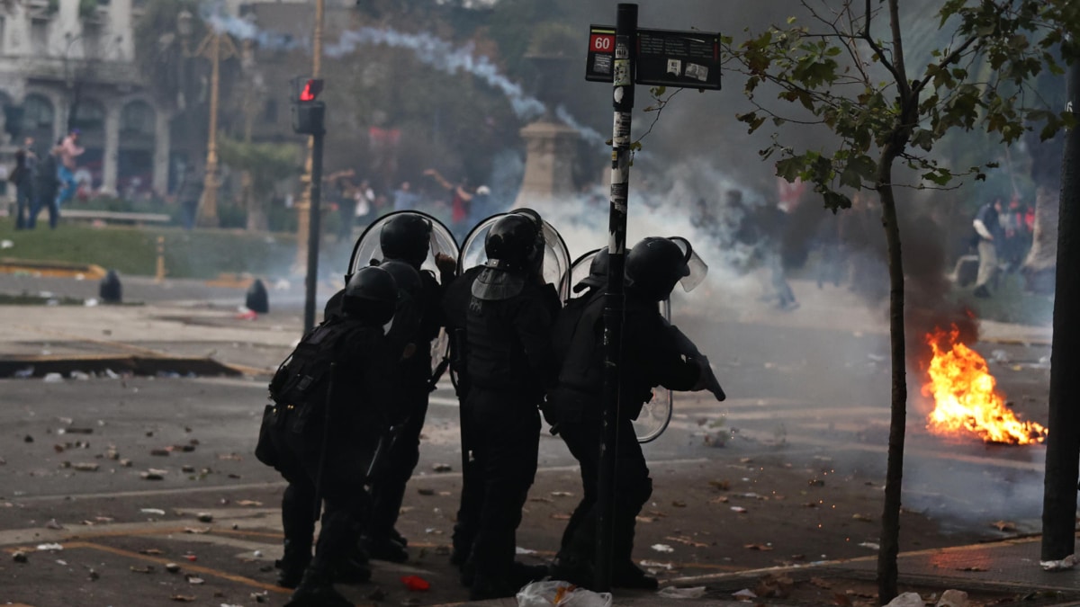 Cuatro agentes de la policía, en Buenos Aires, durante las manifestantes a las afueras del Senado donde la cámara debatía la Ley de Bases
