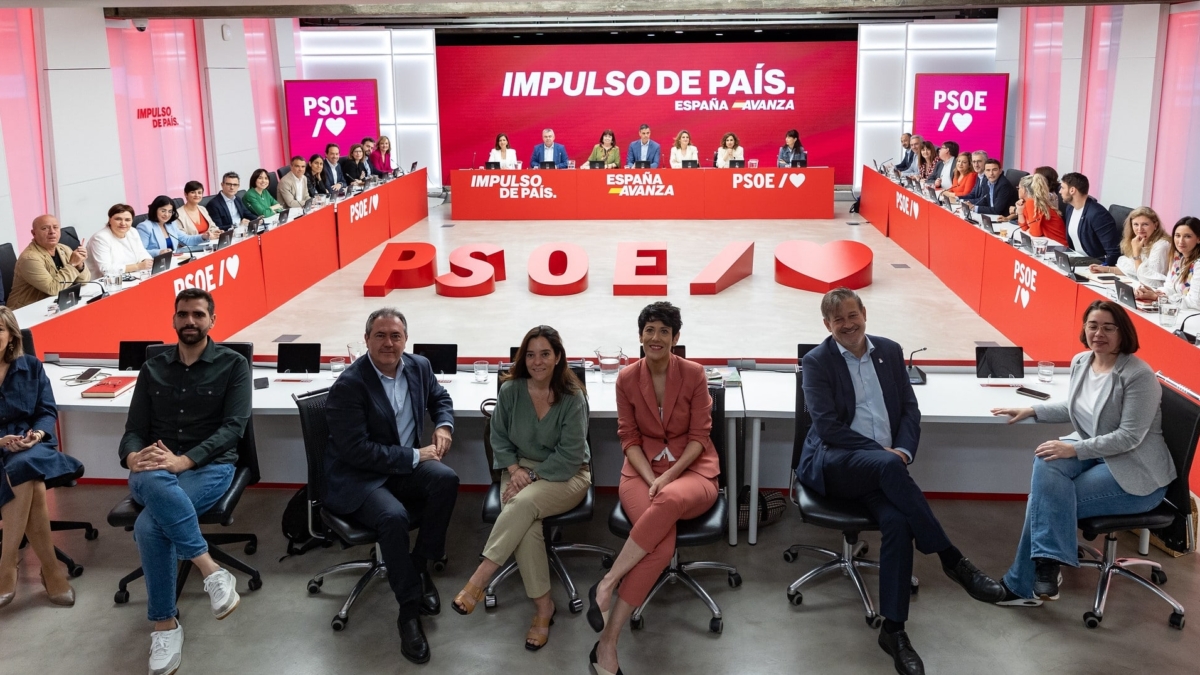 El secretario general del PSOE y presidente del Gobierno, Pedro Sánchez, junto a su dirección en la reunión de la comisión ejecutiva federal de este 10 de junio de 2024, en Ferraz.