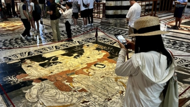El pavimento de la catedral de Siena se desnuda ante los turistas