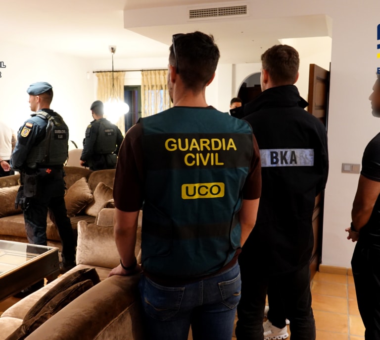 "La coca va de la jungla a las calles de Madrid": la Guardia Civil descabeza al poderoso clan de los Balcanes