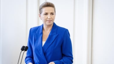 Un hombre golpea a la primera ministra danesa, la socialdemócrata Mette Frederiksen