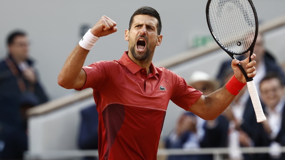 Novak Djokovic celebra su victoria ante Cerúndolo en Roland Garros