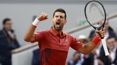 Un Djokovic maltrecho culmina una remontada épica que le mantiene vivo en Roland Garros