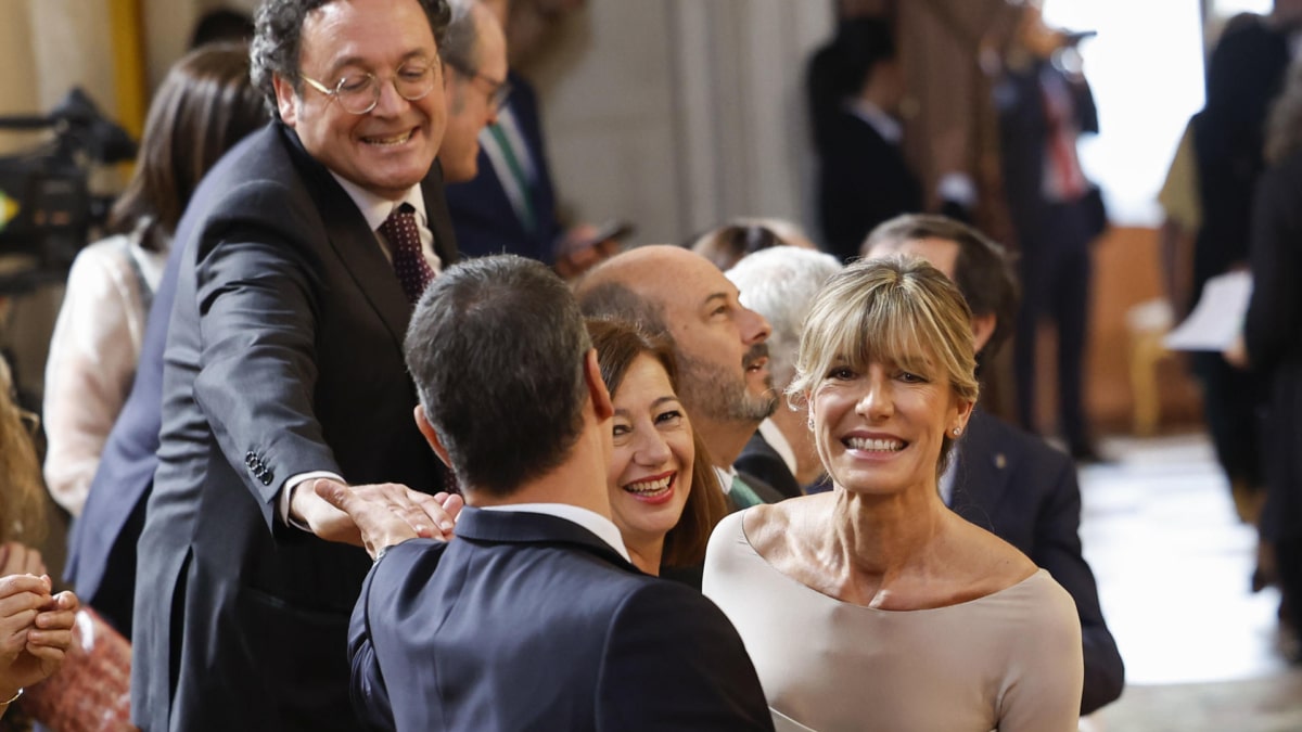 El Fiscal General, Álvaro García Ortiz, saluda a Pedro Sánchez.