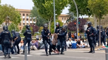 Desalojados e identificados decenas de estudiantes de la acampada propalestina que cortaban la avenida Complutense