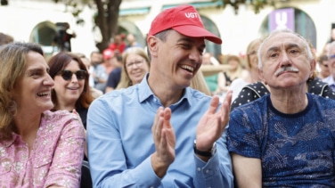 Sánchez se pone la gorra roja de UGT