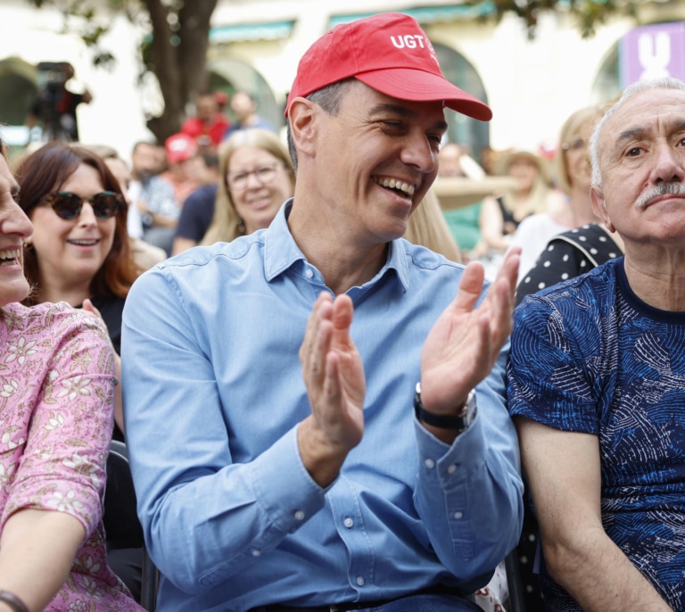 Sánchez se pone la gorra roja de UGT