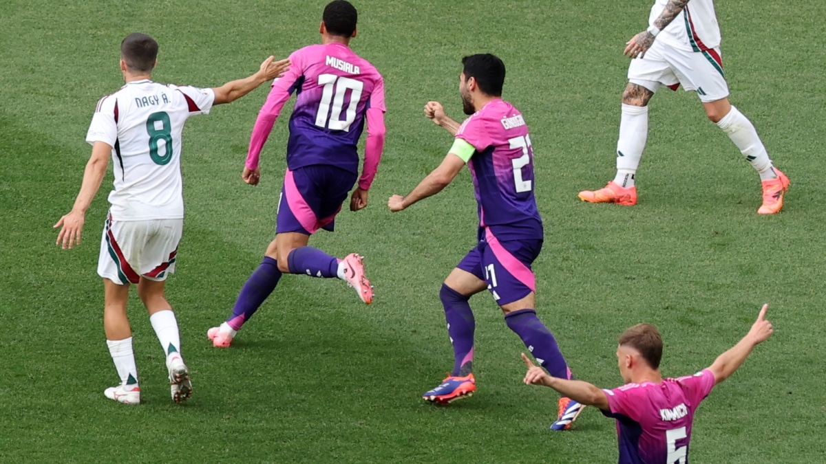 Jamal Musiala e Ilkay Gündogan celebran un gol a Hungría