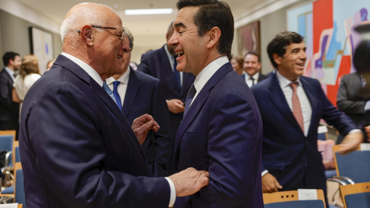 Oliu y Torres se saludan sonrientes en el Ministerio de Economía.