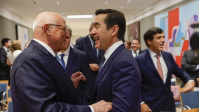 Torres y Oliu se abrazan entre risas en su primer encuentro público tras la opa de BBVA a Sabadell