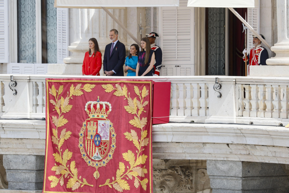De izquierda a derecha, la princesa de Asturias, el rey Felipe VI, la reina Letizia y la infanta Sofía en el balcón del Palacio Real en Madrid donde se conmemora el décimo aniversario del reinado de Felipe VI.