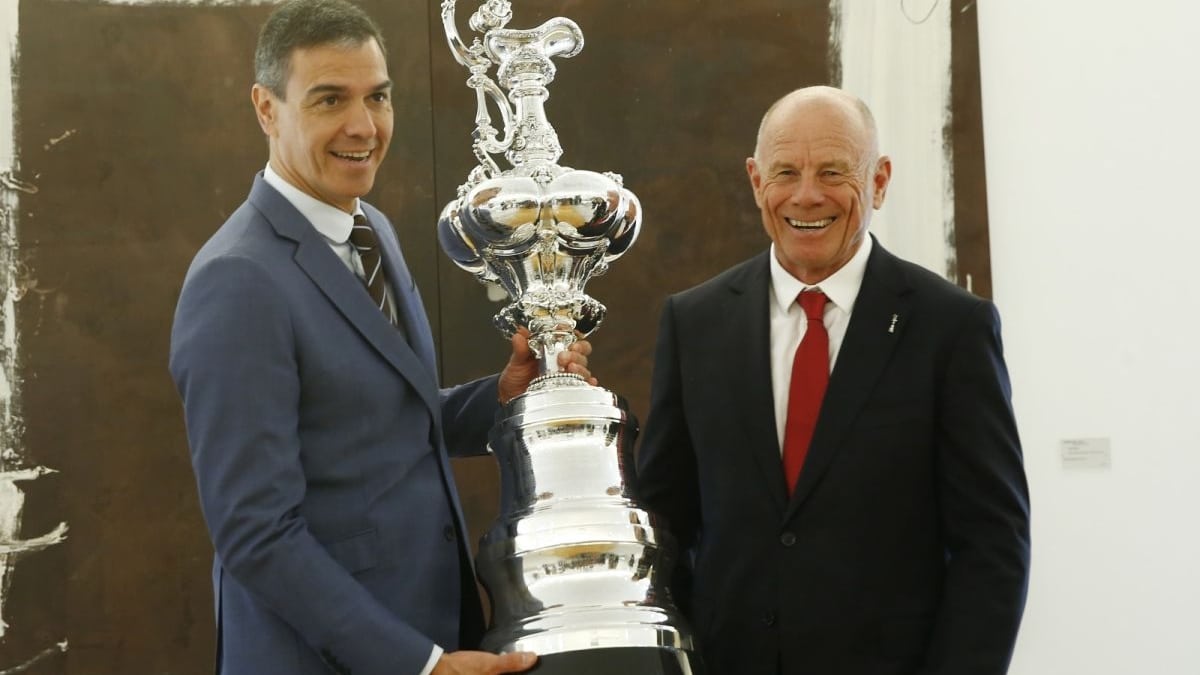 Pedro Sánchez y Grant Dalton, CEO de America's Cup Event, durante su visita institucional al palacio de La Moncloa