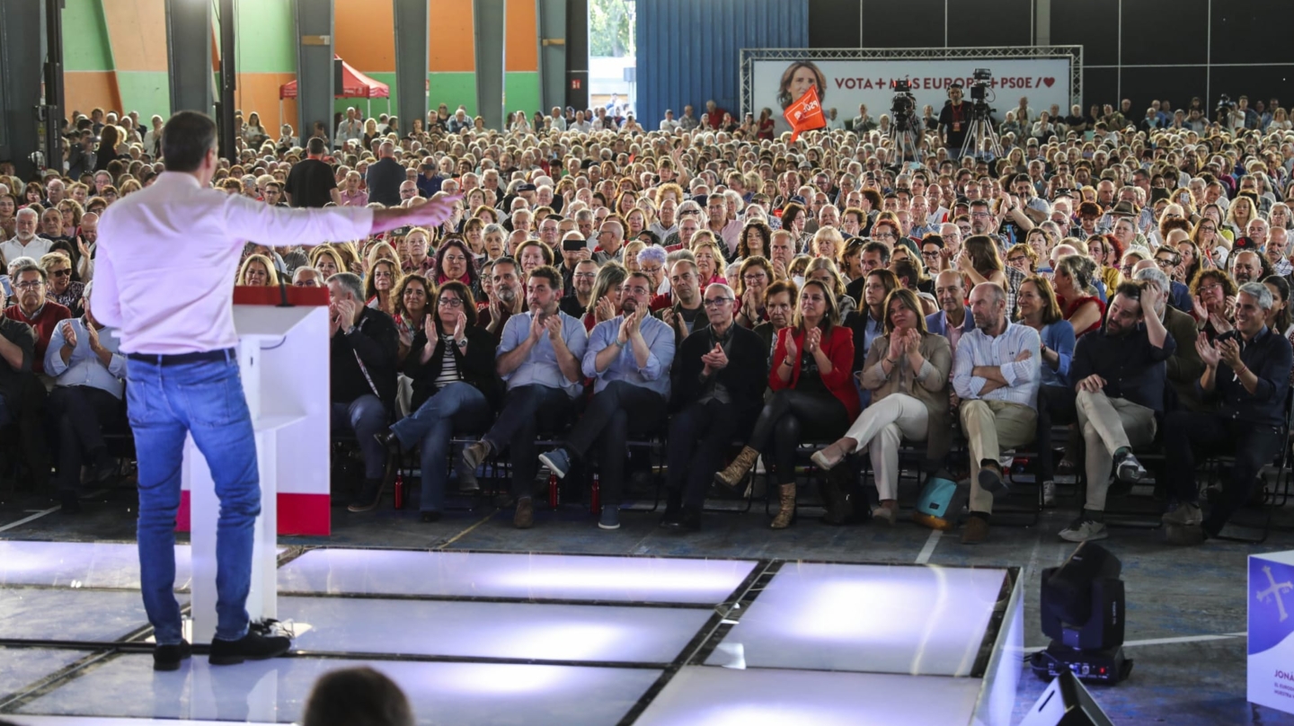 GIJÓN (ASTURIAS) 03/06/2024.- El presidente del Gobierno, Pedro Sánchez, durante el acto que los socialistas han celebrado hoy lunes en Gijón. EFE/J.L.Cereijido.