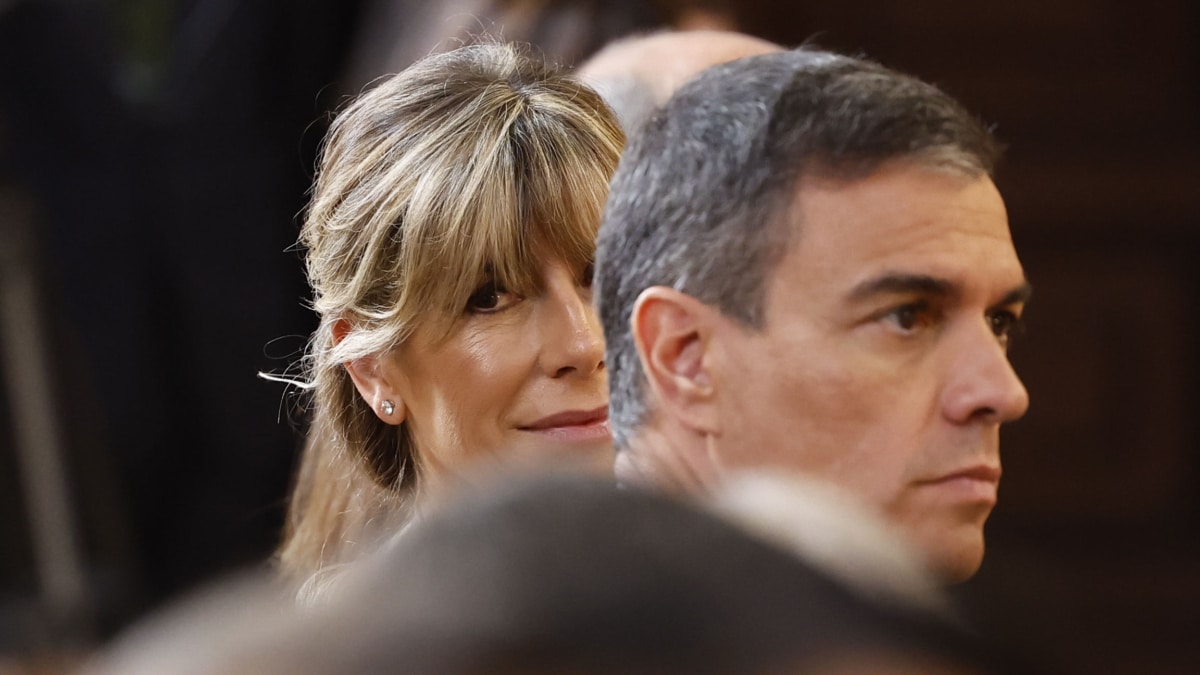 El presidente del gobierno, Pedro Sánchez, y su esposa, Begoña Gómez, antes de los saludos en el palacio Real durante el décimo aniversario del reinado de Felipe VI, este miércoles en Madrid.