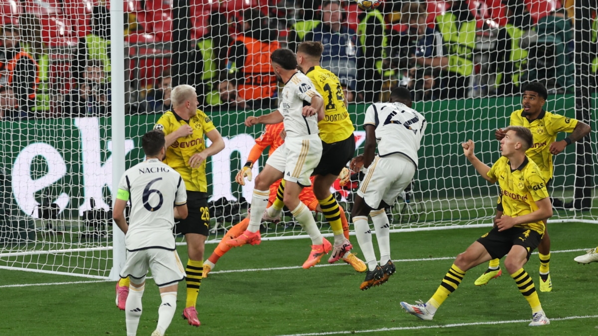 Dani Carvajal remata en su gol en la final de Wembley