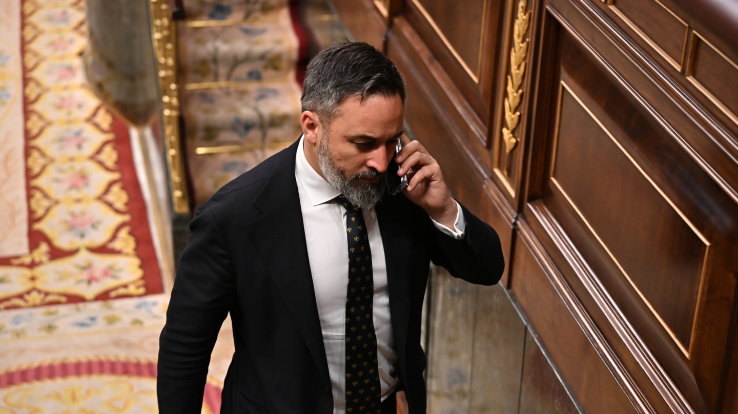 El presidente de Vox, Santiago Abascal, atiende una llamada a su salida del pleno del Congreso