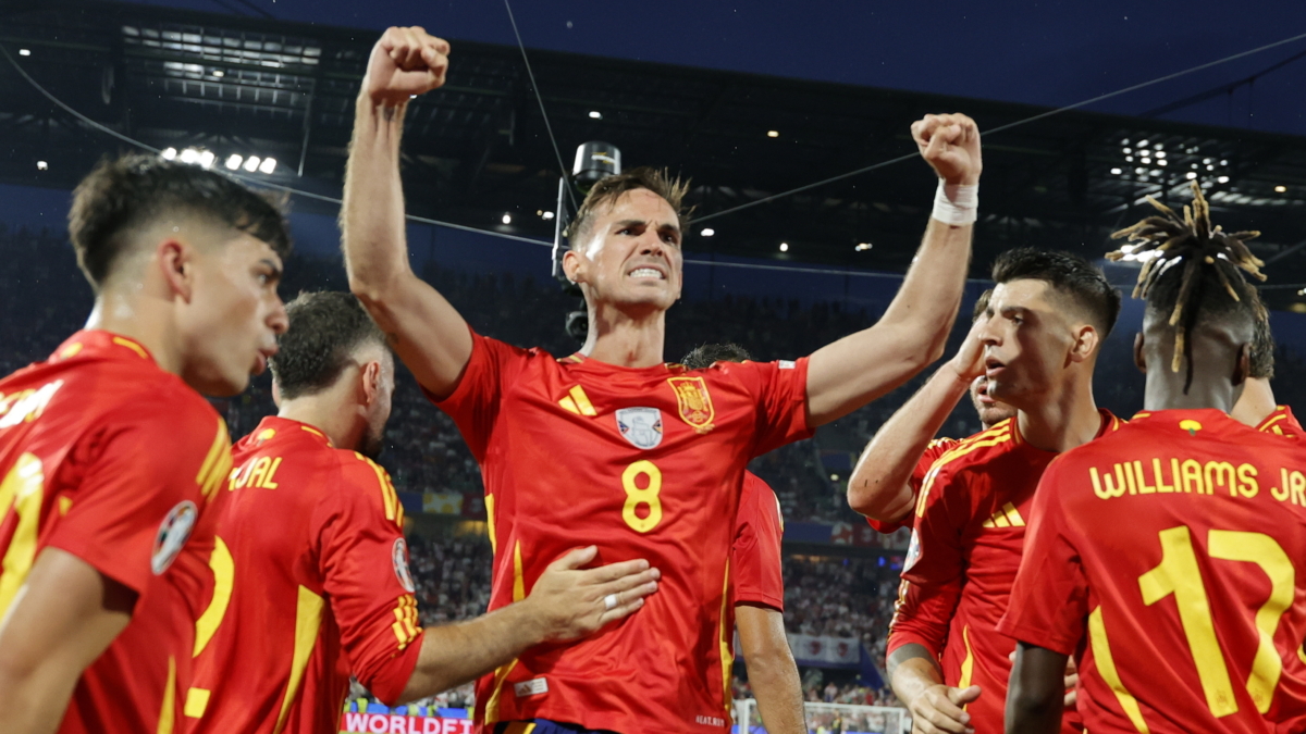 Fabián Ruiz (C) celebra su gol con España a Georgia