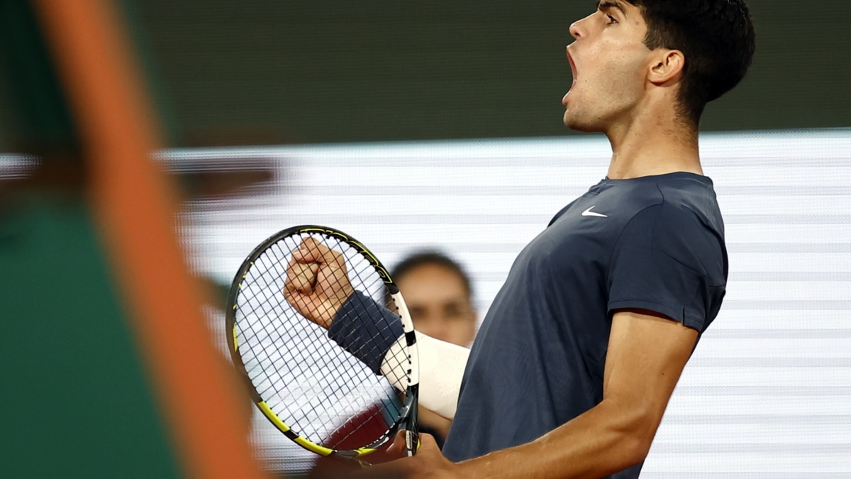 Carlos Alcaraz celebra un punto ante Tsitsipas en los cuartos de final de Roland Garros