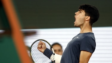 Alcaraz apabulla a Tsitsipas y se cita con Sinner en semifinales de Roland Garros