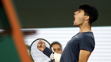 Alcaraz apabulla a Tsitsipas y se cita con Sinner en semifinales de Roland Garros