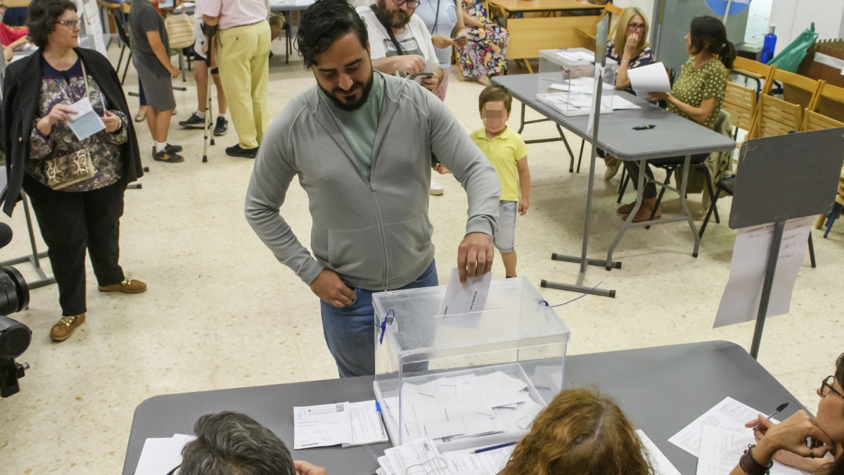 El número 1 de Se acabó la fiesta a las elecciones europeas, Alvise Pérez (c), ejerce su derecho al voto en Sevilla
