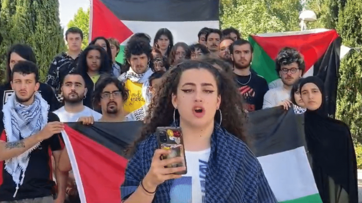 Miembros de la acampada por Palestina de la Universidad Complutense de Madrid en el vídeo donde han denunciado el acoso vivido en el mitin de Sumar en Getafe.