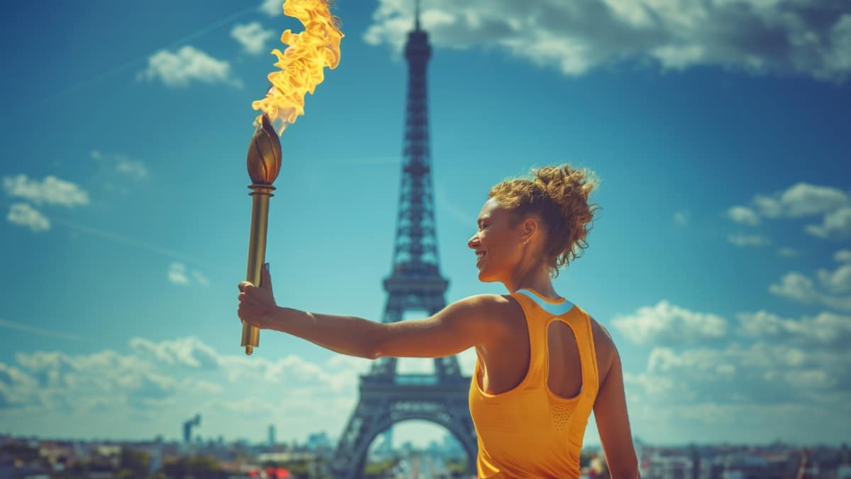 Mujer con la antorcha olímpica y la Torre Eiffel al fondo