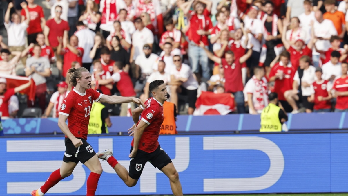 Christoph Baumgartner, de Austria, celebra su gol a Polonia