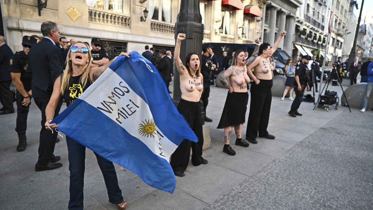 Partidarios y detractores, enfrentados en el recibimiento a Milei en Madrid