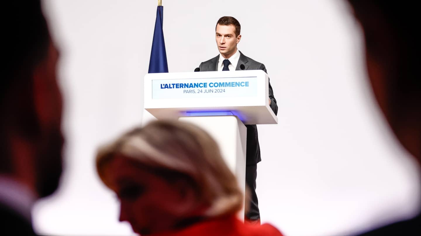 Jordan Bardella, líder de Agrupación Nacional y aspirante a primer ministro, presenta el programa ante Marine Le Pen