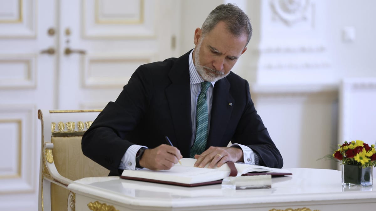 El rey Felipe VI firma en el libro de autoridades durante su encuentro con el presidente de la República lituana, Gitanas Nauseda, en el Palacio Presidencial
