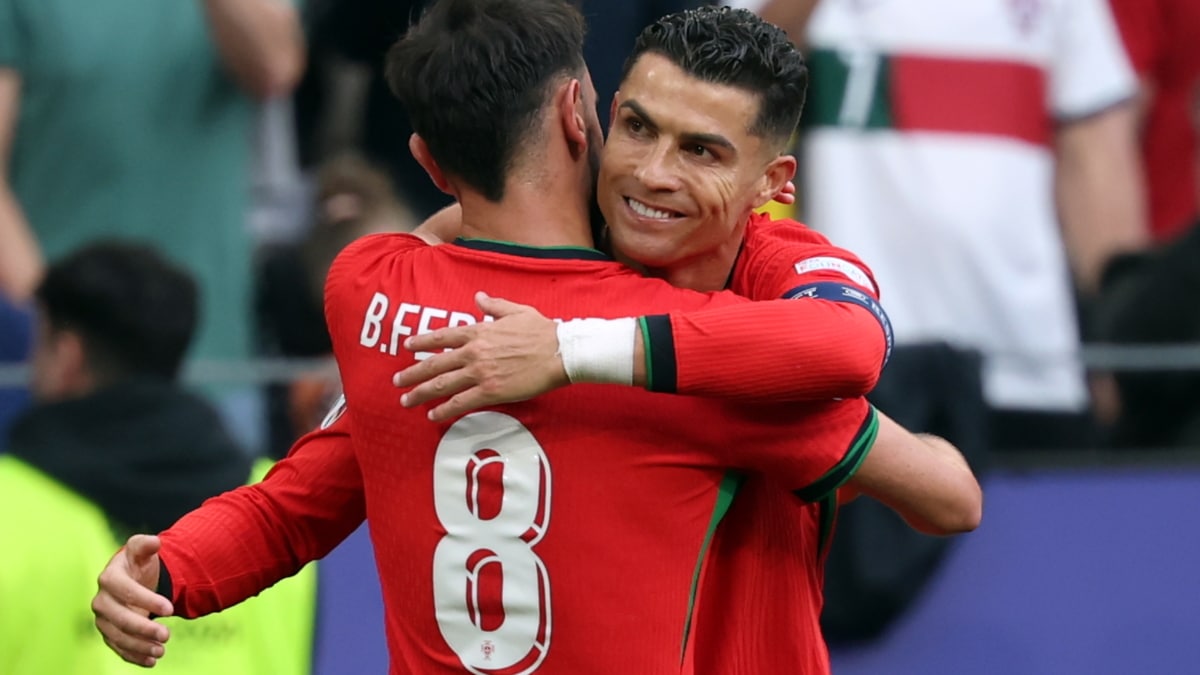 Bruno Fernandes y Cristiano Ronaldo celebran el 0-3 de Portugal