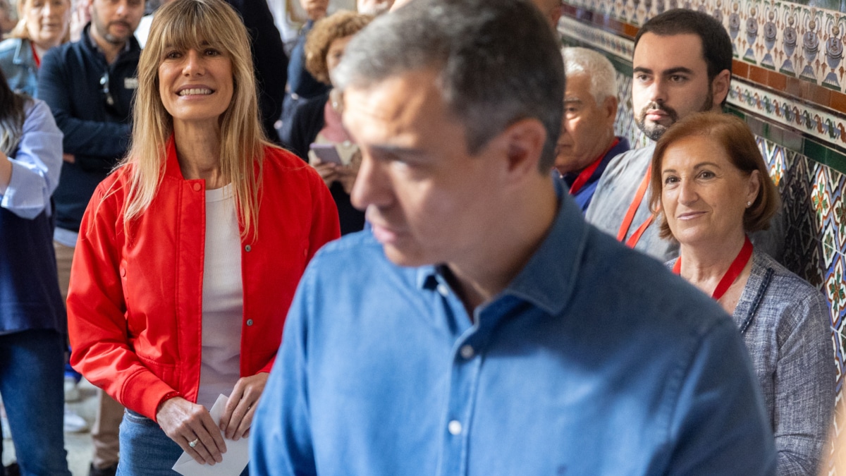 El secretario general del PSOE y presidente del Gobierno de España, Pedro Sánchez (c), y su mujer, Begoña Gómez (i), ejercen su derecho a voto en el colegio en las elecciones europeas de 2024