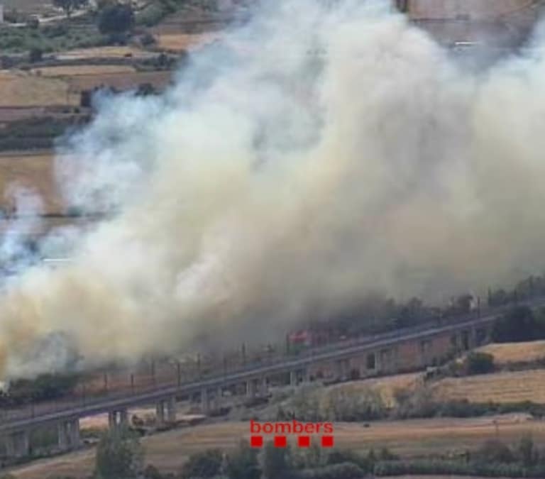 Estabilizado el incendio de Tarragona que ha afectado a 29 trenes de la línea AVE Madrid-Figueres