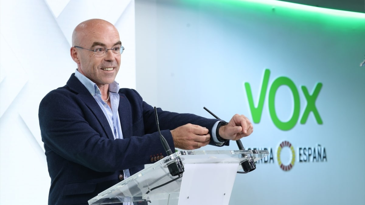 El candidato de Vox a las elecciones europeas, Jorge Buxadé, durante una rueda de prensa tras la reunión del Comité de Acción Política en la sede nacional
