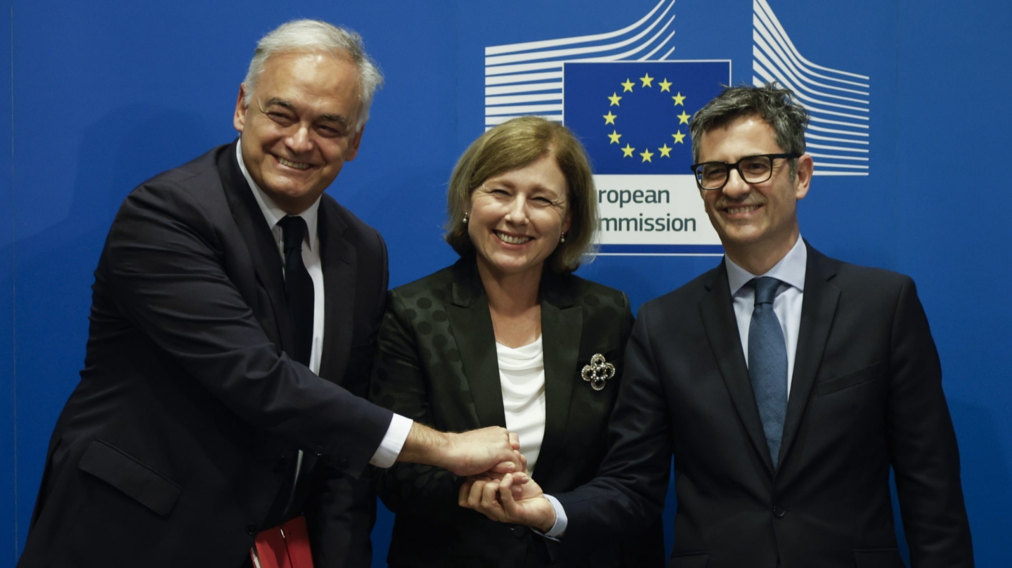 Brussels (Belgium), 25/06/2024.- Spanish People's Party's Gonzalez Pons (L), Spanish Minister for Justice Felix Bolanos of PSOE (R) and EU Commission Vice President and Commissioner for Values and Transparency Vera Jourova meet to sign an agreement on a reform of the Spanish judiciary system, in Brussels, Belgium, 25 June 2024. The European Commission has mediated negotiations between the Spanish Socialist Party (PSOE) and the conservative People'Äôs Party (PP) to resolve the dispute over Spain's highest judicial body. (Bélgica, España, Bruselas) EFE/EPA/Omar Havana