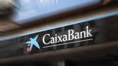 CaixaBank sale de Telefónica en plena lucha por el control de la compañía