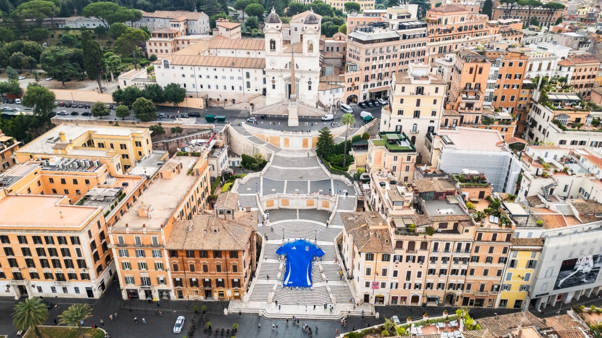 Camiseta gigante de la selección de Italia sobre la escalinata de la plaza de España en Roma