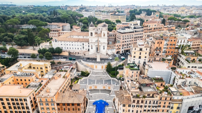 La camiseta de la selección de Italia invade la plaza de España de Roma