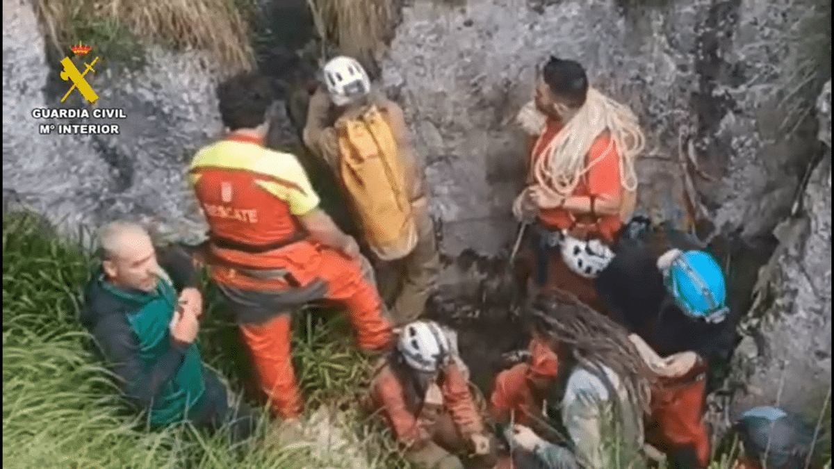 Rescatados ilesos los dos espeleólogos desparecidos en una cueva desde el domingo