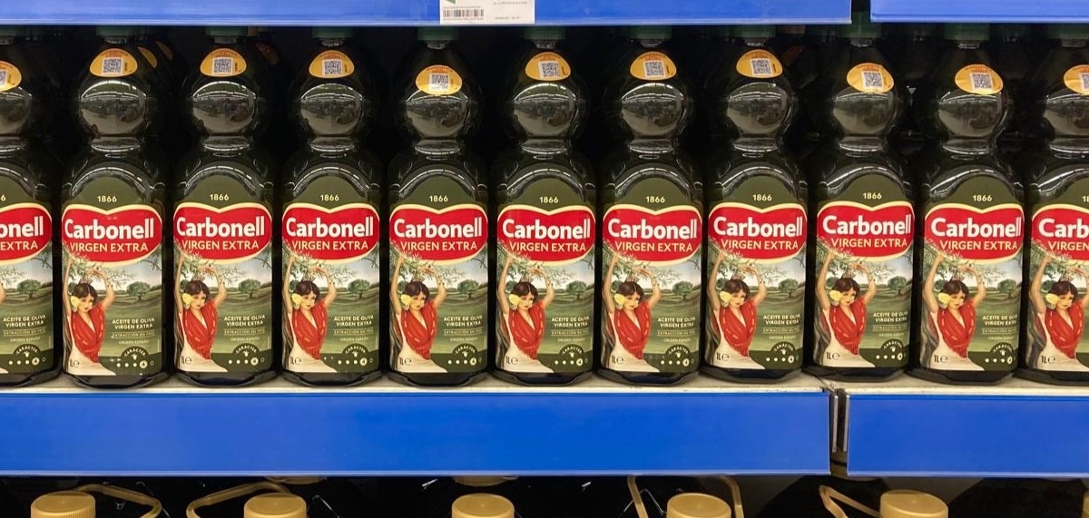 Botellas de aceite de oliva Carbonell con el nuevo código QR que muestra su trazabilidad.
