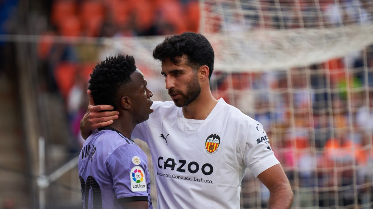 Un jugador del Valencia consuela a Vinícius tras recibir insultos racistas en Mestalla