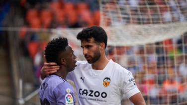 Ocho meses de cárcel para los autores de los insultos racistas a Vinícius en Mestalla