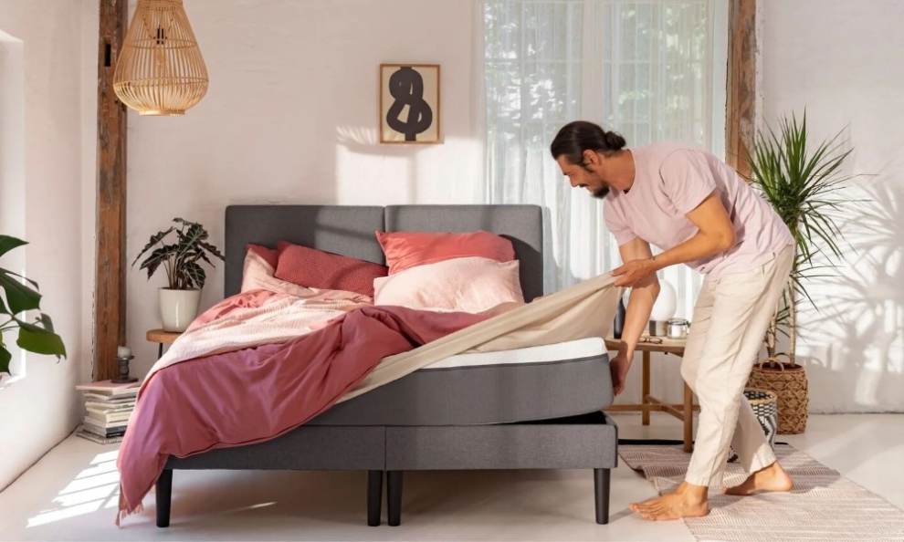 Hombre haciendo una cama de colchón Emma