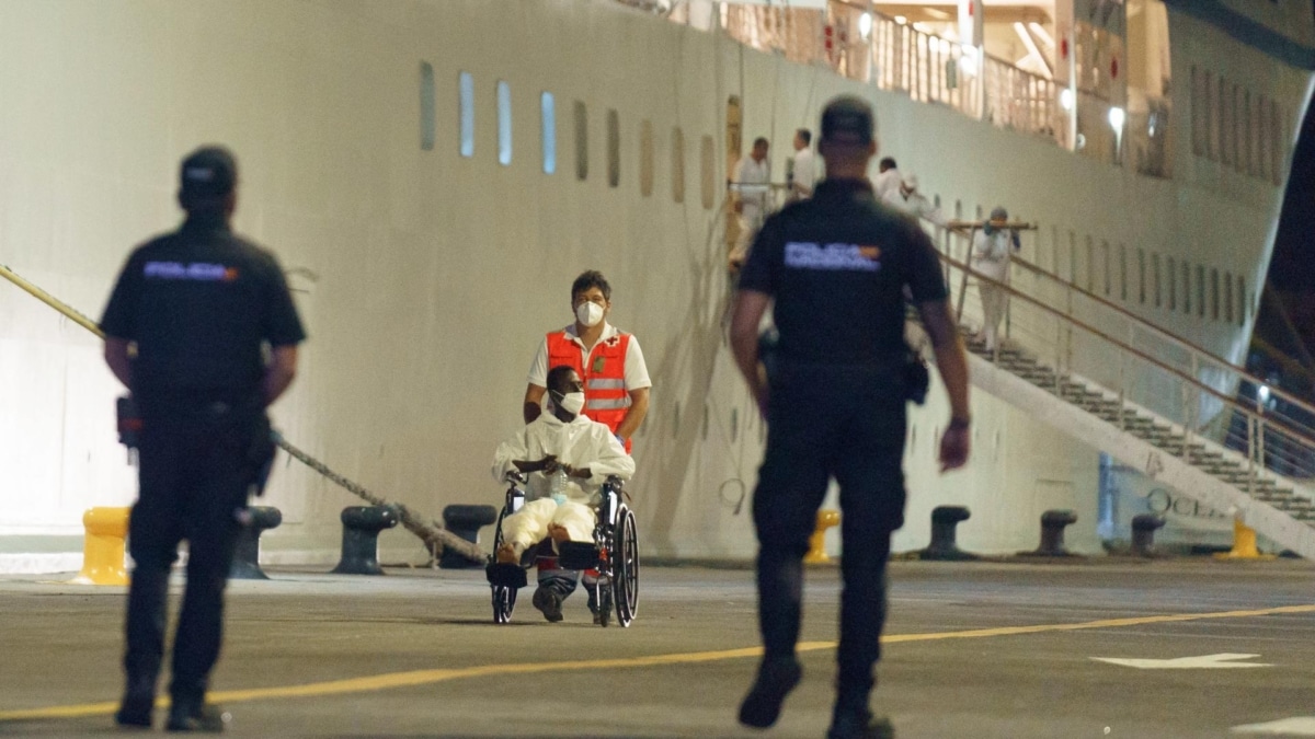 Llega a Canarias el crucero que rescató a un cayuco rumbo a Brasil